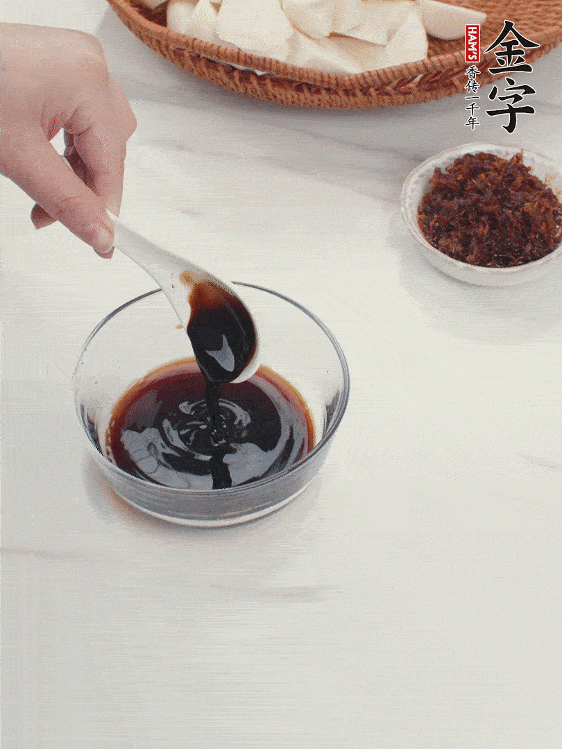 將生抽、老抽、黃酒和白砂糖在小碗里調(diào)成味汁。