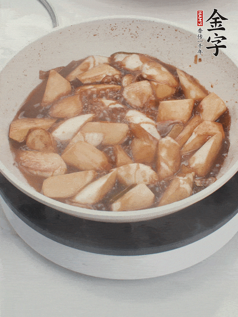 待茭白煸到微微發(fā)黃加入調(diào)好的味汁翻炒。加一小碗清水蓋蓋子燜3-4分鐘。