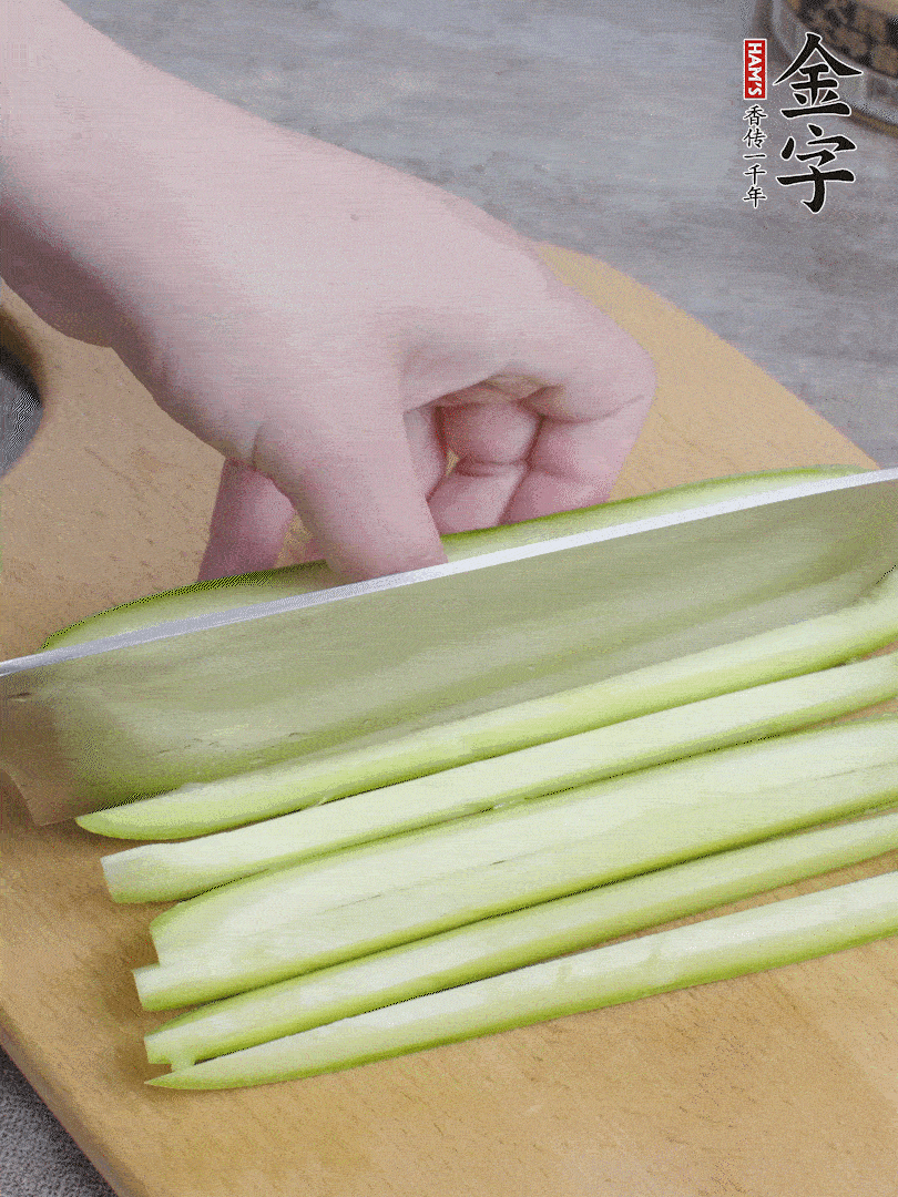西葫蘆對半切，去瓤切條。