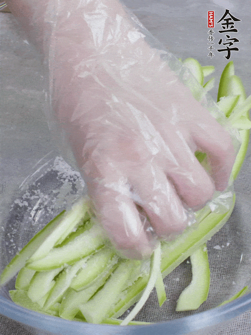 加鹽腌制15分鐘，清洗后擠干水份。