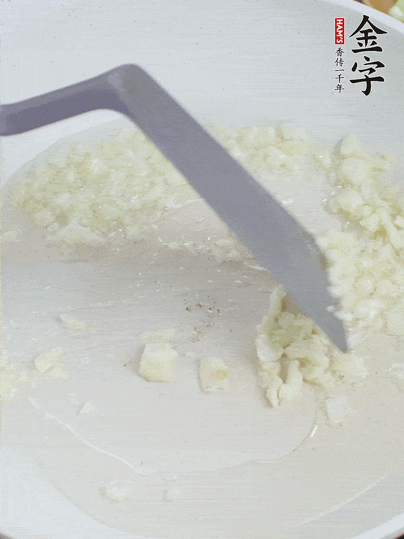 冷鍋熱油，下大蒜煎至兩面微黃。