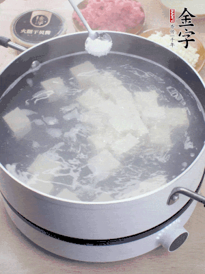 豆腐切成大小均勻正方體，鍋內(nèi)放水，加一點(diǎn)鹽焯水10秒。