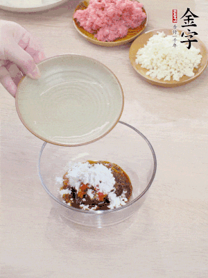 調(diào)料汁：金字火腿干貝醬2勺、剁椒1/2勺、生抽1/2勺、淀粉2勺、清水半碗。