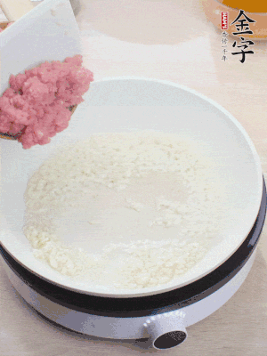 鍋內(nèi)熱油，蒜泥、牛肉泥炒至酥香。