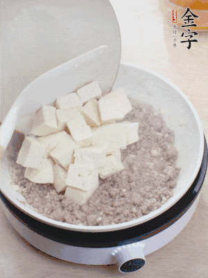 放豆腐翻拌均勻，倒料汁燜煮。