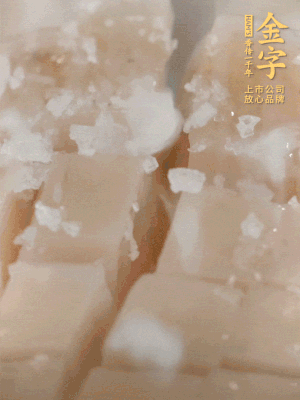 鮑魚中加點(diǎn)鹽、蠔油抓拌一下。