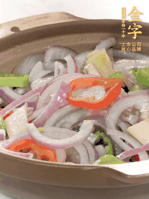 砂鍋底鋪上香菜，放上料頭，再放上焯過水的鮑魚殼。