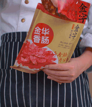 香腸切成斜片，小米辣切成斜片。