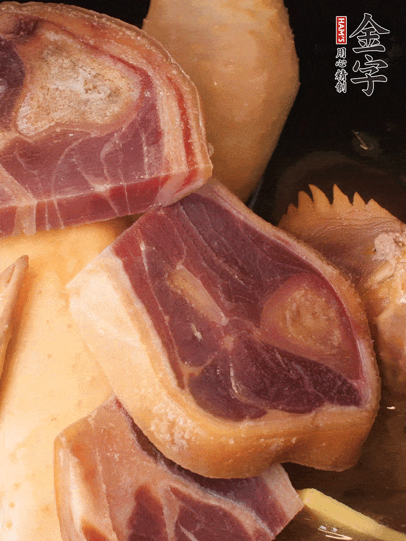 火踵、老母雞加蔥、姜、料酒、清水，大火燒開后轉(zhuǎn)小火，燉1小時