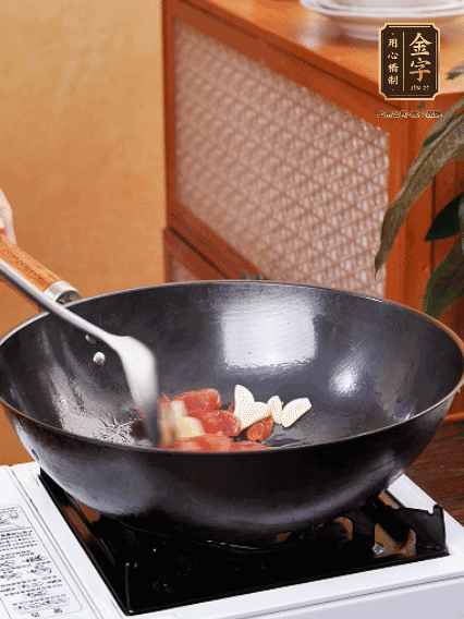 熱油，香腸微微煸出香味，加蒜片、小米辣