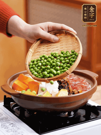 再鋪上臘腸、醬油肉、豌豆，小火煲6分鐘