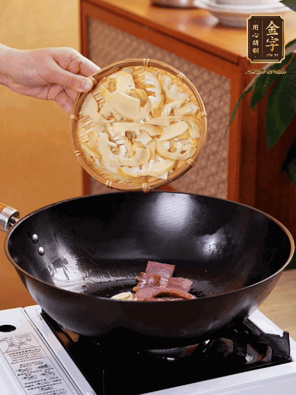 油熱，下蒜末、火腿煸炒出香味，再下筍片微微翻炒